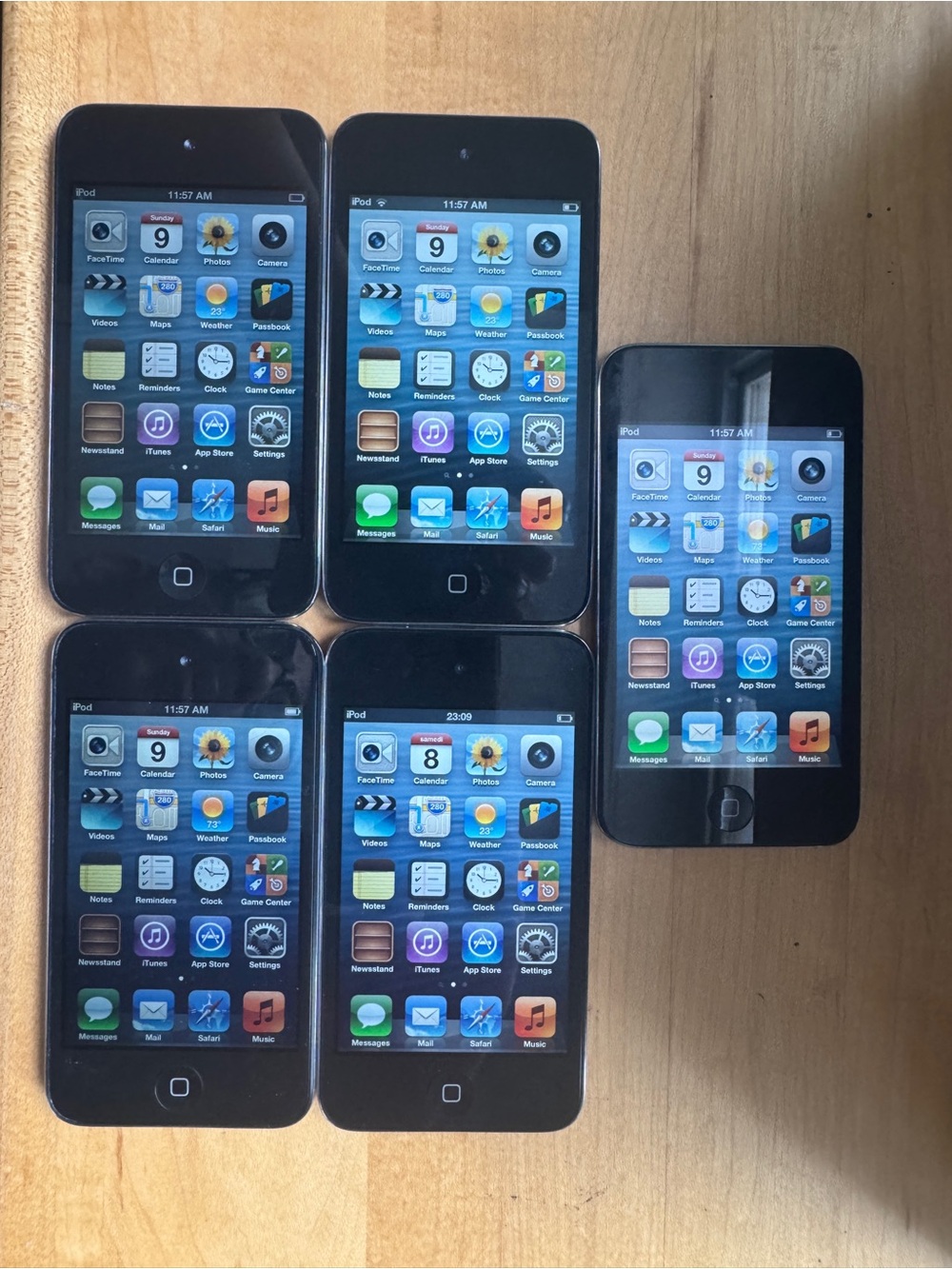 Apple iPod Touch 4th Gen 8gb Bundle of 5